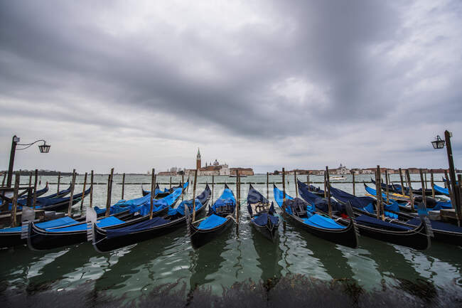 Schöne Aussicht auf Venedig mit Gondeln und Booten — Stockfoto