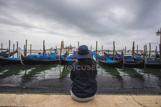 Frau betrachtet Gondeln in der Lagune von Venedig, Venedig, Italien — Stockfoto