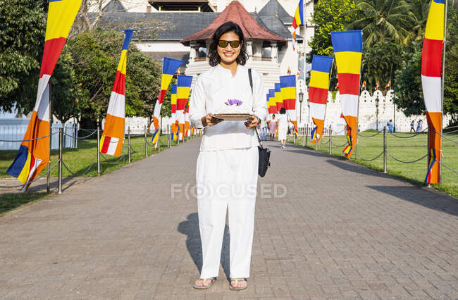 Woman on a buddhist pilgrimage trip to Kandy / Sri Lanka — Stock Photo