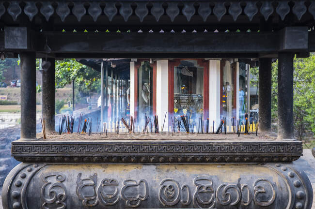 Burning incense at at the shrine of the holy tooth relic in Kandy — Stock Photo