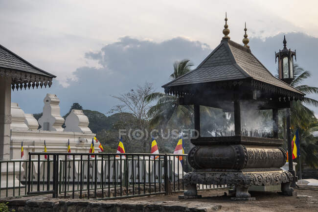 Burning incense at at the temple of the holy tooth relic in Kandy — Stock Photo