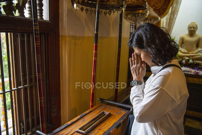 Буддийский монашествующий жертвует в храме святой зубной реликвии — стоковое фото