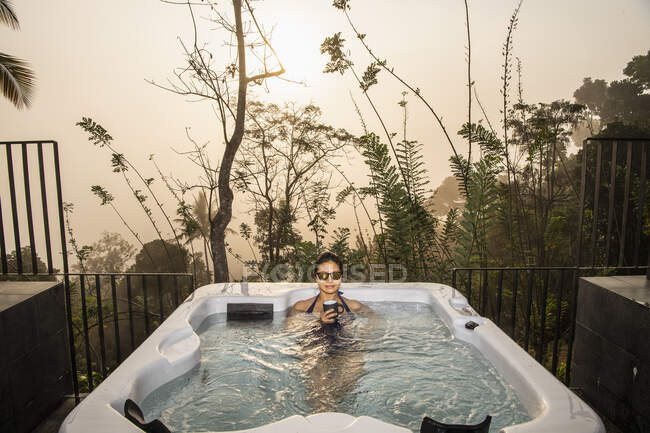 Woman enjoying a bath in a hot tub in the Sri Lankan highlands — Stock Photo