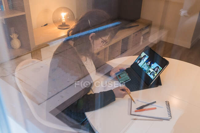Mujer blanca trabajando desde casa - foto de stock