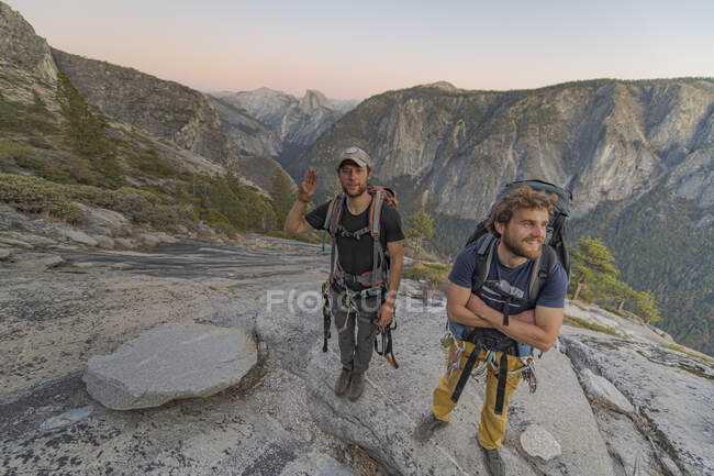 Due escursionisti in cima a El Capitan nella Yosemite Valley al tramonto — Foto stock