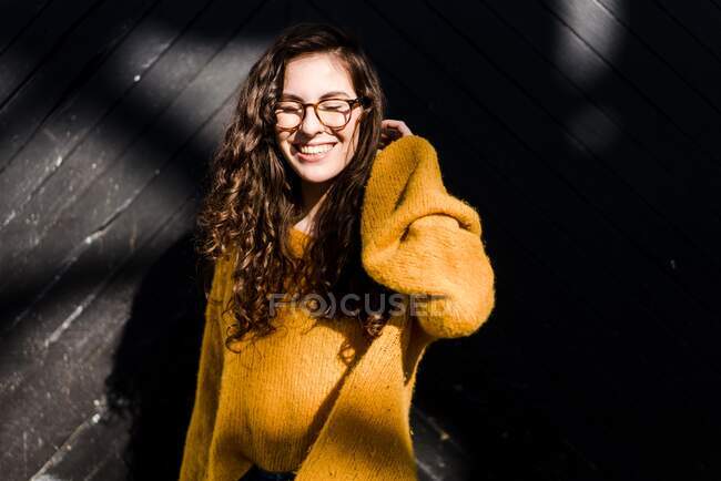 Hübsche junge Frau mit Brille im Sonnenlicht — Stockfoto