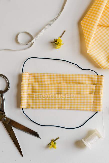 Mascarilla de tela hecha en casa con utensilios de costura - foto de stock
