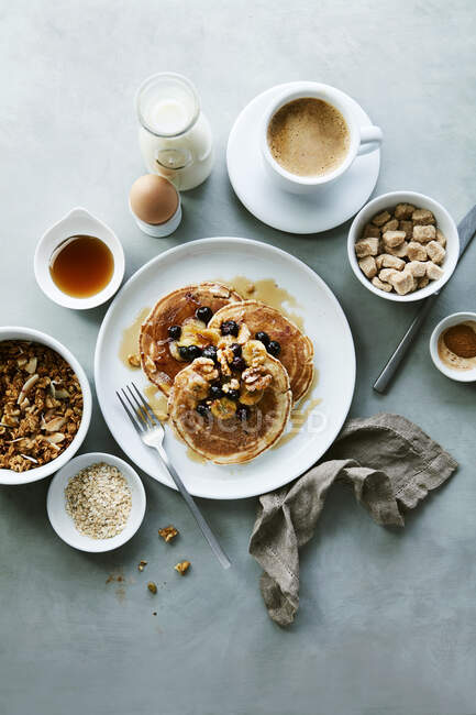 Frühstück mit einer Tasse Kaffee mit Milch und Beeren. auf dunklem Hintergrund. Ansicht von oben. — Stockfoto