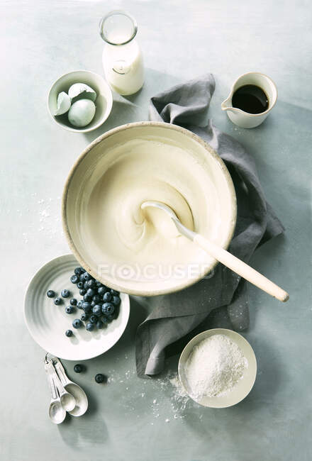 Смачний домашній йогурт зі свіжими фруктами та ягодами на білому тлі — стокове фото