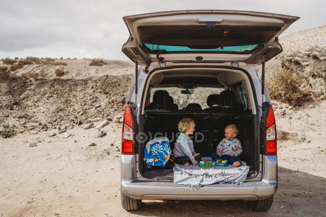 Famiglia con due bambini in spiaggia — Foto stock