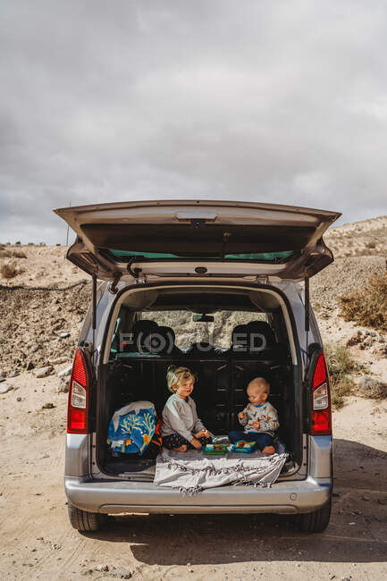 Familie mit zwei Kindern am Strand — Stockfoto