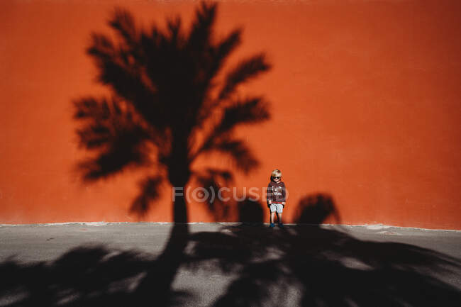 Silhouette eines kleinen Jungen am Strand — Stockfoto
