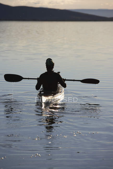 Homme jouissant de la sérénité du lac Myvatn sur son kayak de mer — Photo de stock