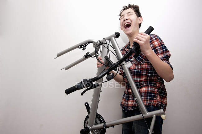 Мальчик собирает свой новый горный велосипед дома — стоковое фото