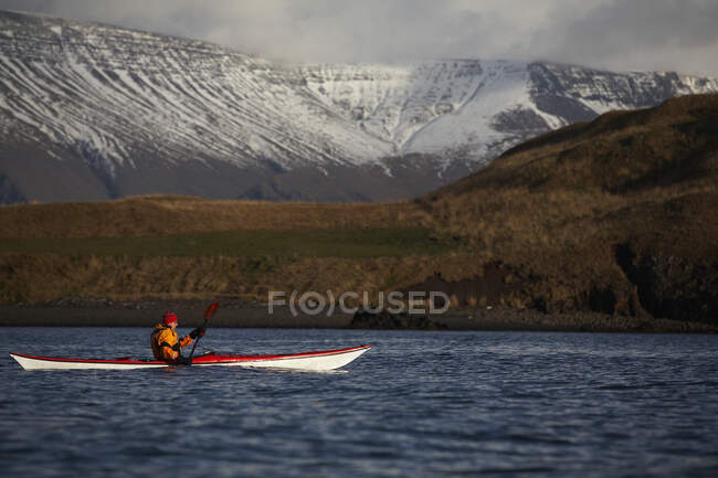 Hombre maduro kayak alrededor de Reykjavik - foto de stock