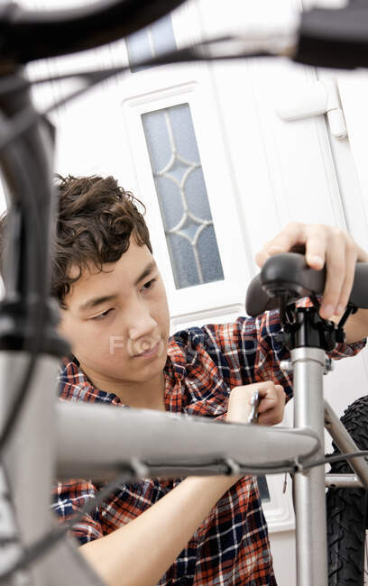 Boy is assembling his new mountain bike at home — Stock Photo