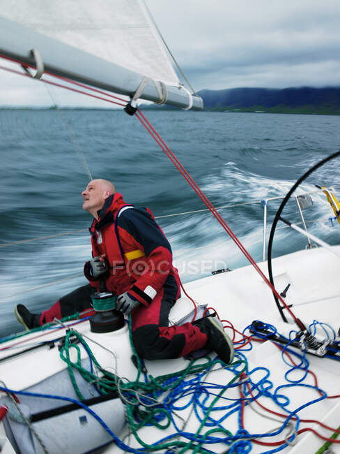 Mann passt Takelage auf Segelboot in Island an — Stockfoto