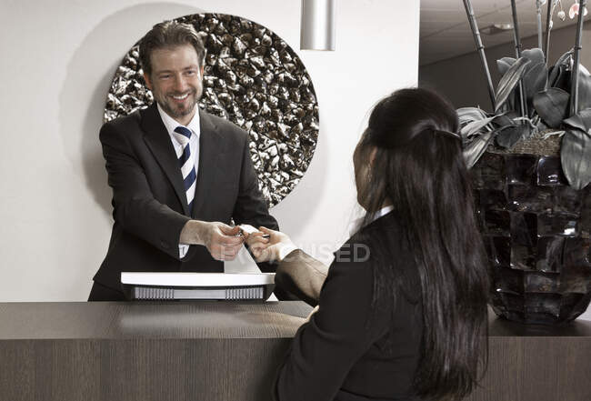 Geschäftsfrau checkt in Hotel in den Niederlanden ein — Stockfoto