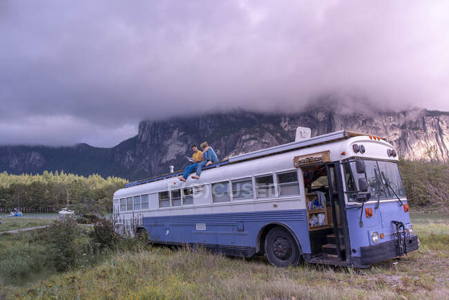 Una vista de un autobús turístico en una carretera de montaña - foto de stock