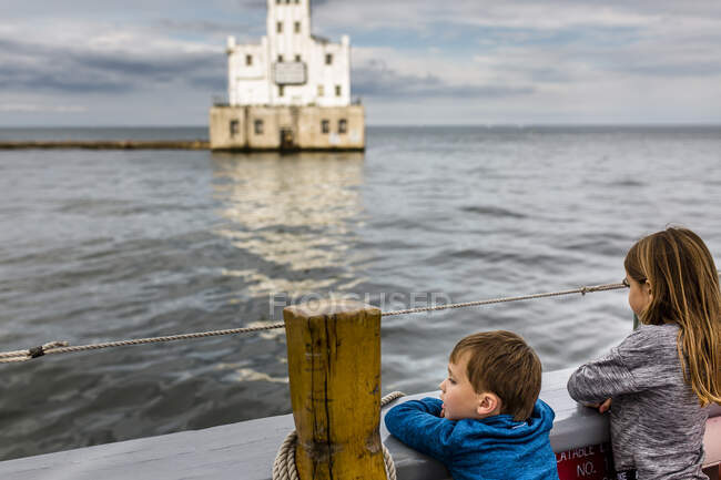 Діти дивляться на маяк у день хмар — стокове фото