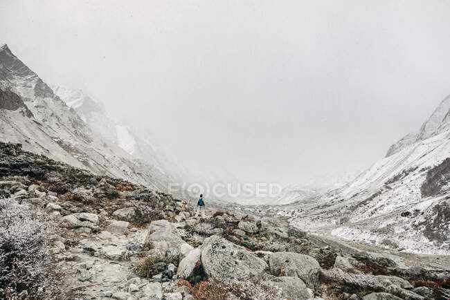 Paesaggio montano con neve e montagne — Foto stock