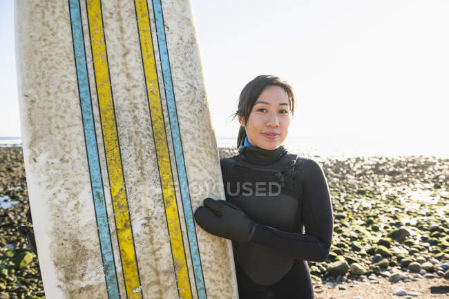 Medio ambiente portarit mujer asiática practicando un saludable - foto de stock