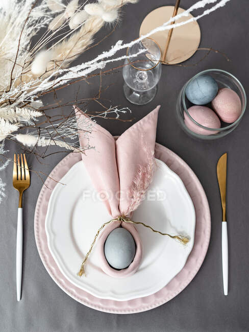 Встановлення великоднього столу з кольоровими яйцями — стокове фото