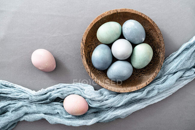 Встановлення великоднього столу з кольоровими яйцями — стокове фото