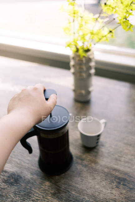 Frühjahrsblüher und Kaffee zu Hause während der Coronavirus-Quarantäne. — Stockfoto