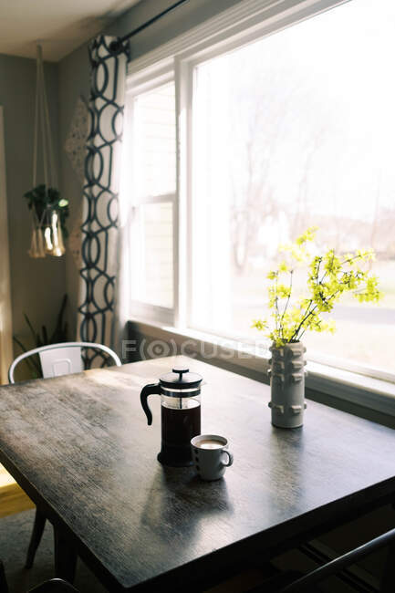 Frühjahrsblüher und Kaffee zu Hause während der Coronavirus-Quarantäne. — Stockfoto