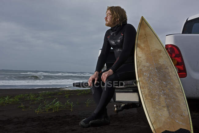 Jovem surfista na costa — Fotografia de Stock