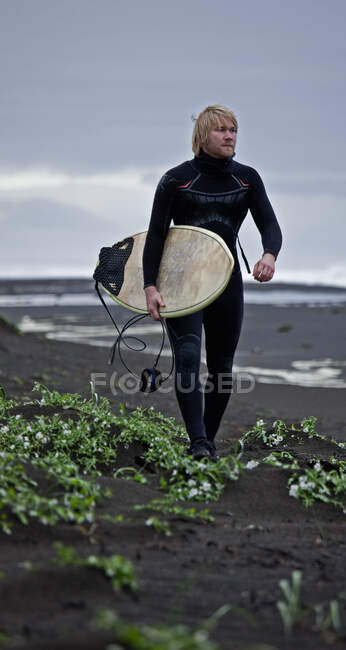 Молодий чоловічий серфер на узбережжі — стокове фото