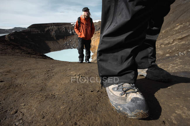 Couple montant de la caldeira d'Askja dans les hautes terres islandaises — Photo de stock