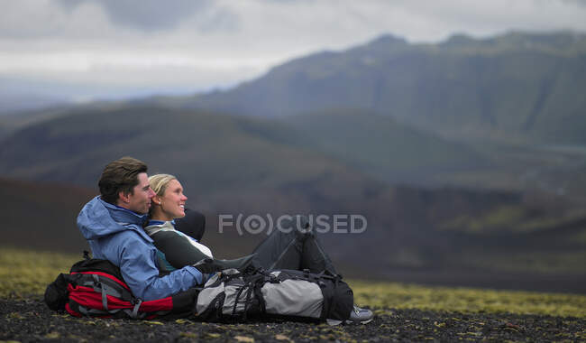 Hiking couple relaxing on mountainside in Iceland — Stock Photo