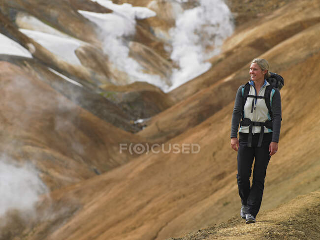 Giovane donna escursioni negli altopiani islandesi — Foto stock