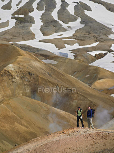 Randonnées en couple dans les hautes terres islandaises — Photo de stock