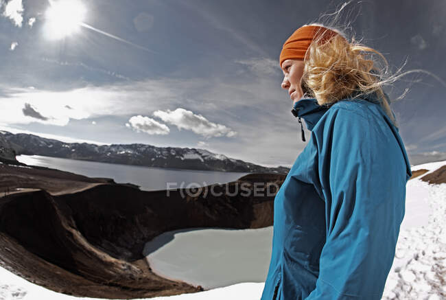 Mujer admirando la vista en la caldera de Askja en el centro de Islandia - foto de stock