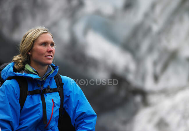 Retrato de mujer joven en el glaciar Hrafntinnusker en Islandia - foto de stock