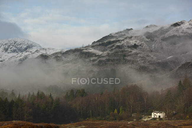 Nebbiosa catena montuosa paesaggio, uk — Foto stock