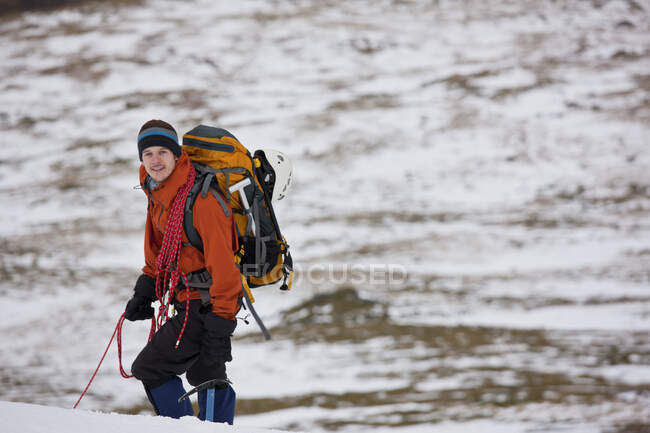Человек, поднимающийся на гору Хелвеллин в Озерном крае — стоковое фото