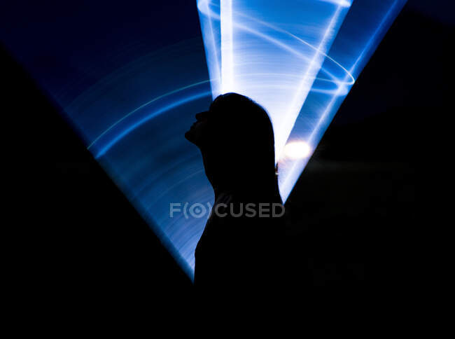 Donna silhouette attraverso la luce blu lightpainting — Foto stock