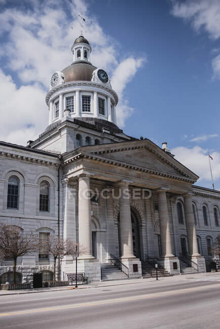 Rathausgebäude in Kingston auf einer leeren Straße am Frühlingstag. — Stockfoto
