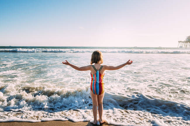 Petite fille sur la plage — Photo de stock
