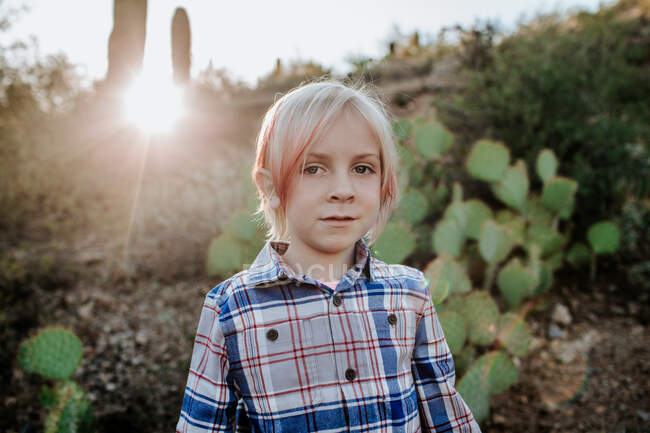 Retrato de criança não binária no deserto — Fotografia de Stock