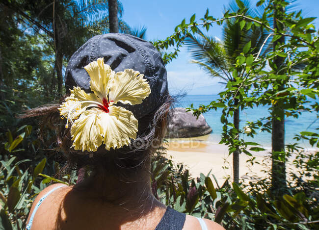 Mujer explorando la playa vacía en la isla tropical de Ilha Grande - foto de stock