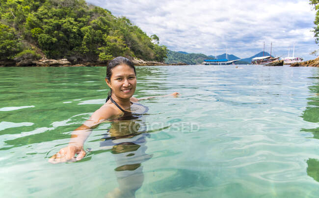 Donna nuota nella laguna verde dell'isola tropicale Ilha Grande — Foto stock