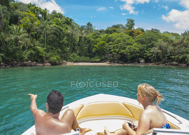 Couple approaching secluded beach on Ilah Grande / Brazil — Stock Photo