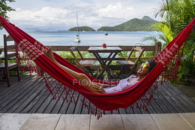 Frau entspannt sich in Hängematte auf der tropischen Insel Ilha Grande — Stockfoto