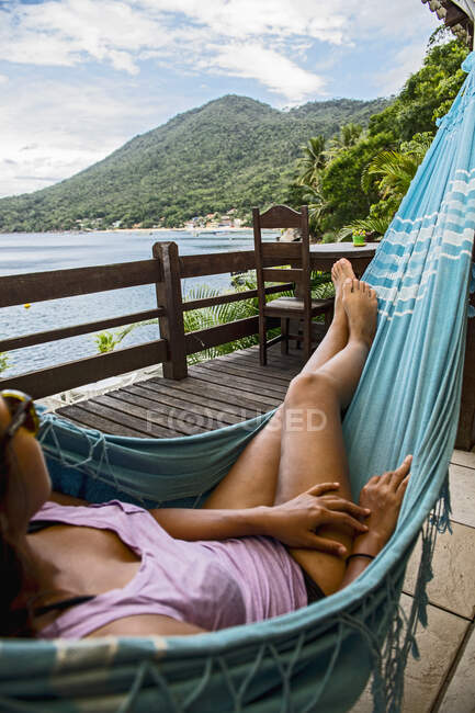 Жінка відпочиває в гамаку на тропічному острові Ілья Гранде. — стокове фото
