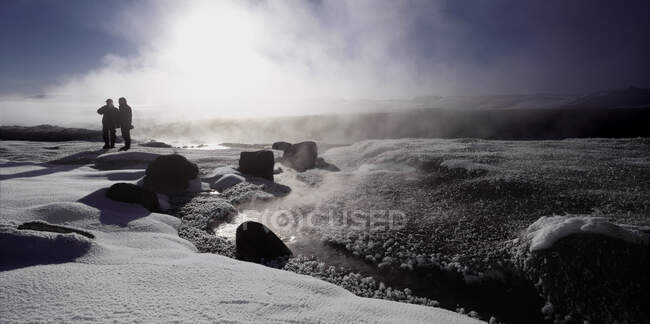 Dampf steigt aus einem geothermischen Fluss im Hochland Islands auf — Stockfoto